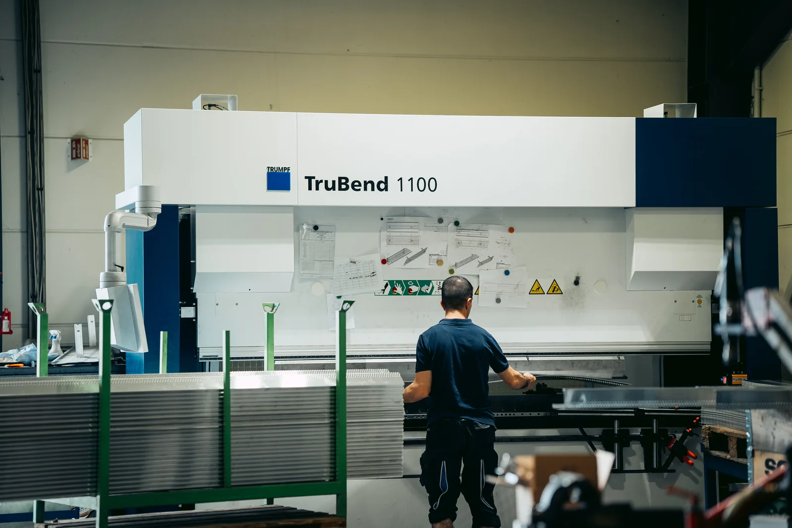 Arbeitsplatz an der Abkantpresse in der Fertigung