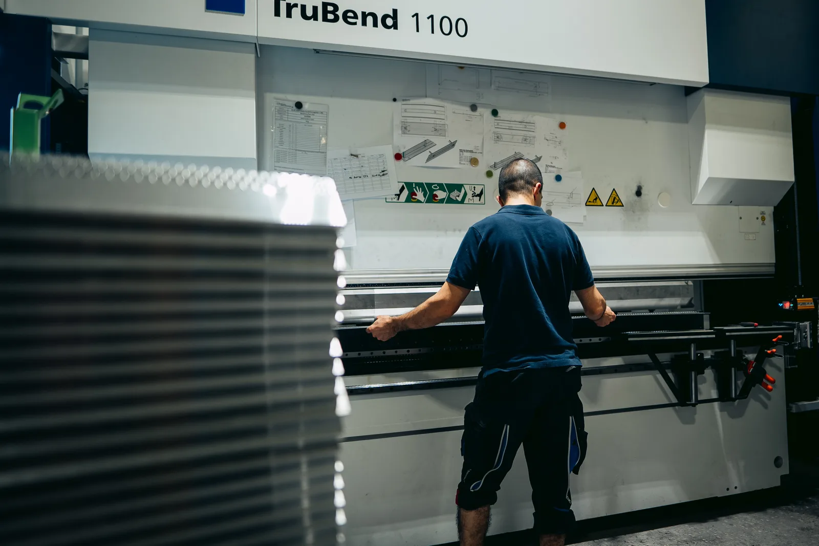 Gekantetes Blechteil an der CNC-Abkantpresse