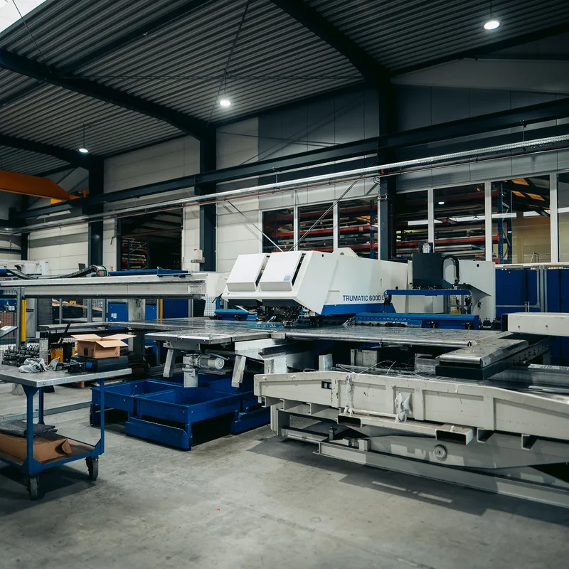 Fertigungshalle von Gresförder Lasertechnik von innen