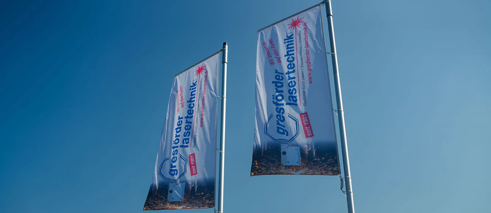 Fahnen vor dem Firmensitz von Gresförder Lasertechnik