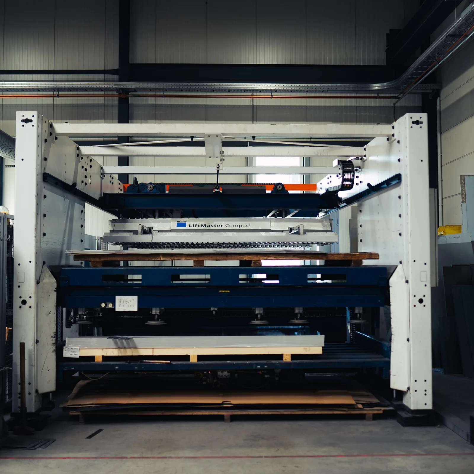 Automatische Blechzuführung an der Laserschneidanlage