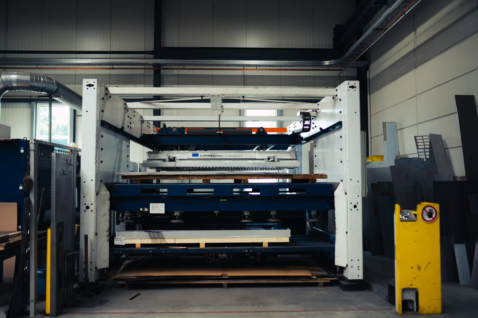 Laserschneidanlage in der Fertigungshalle von Gresförder Lasertechnik